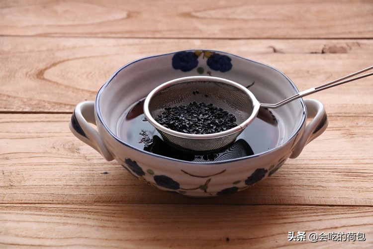 吃黑芝麻的好处补血养颜,吃黑芝麻功效好处