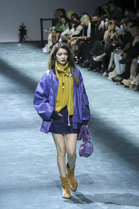 薄款棒球夹克穿搭,棒球夹克穿合体好看还是宽松好看