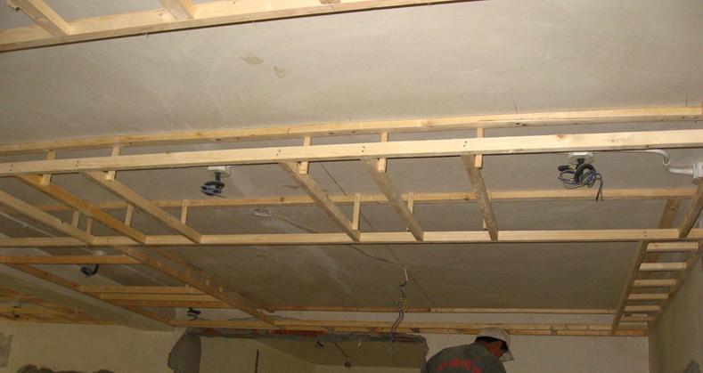 木龙骨和轻钢龙骨吊顶哪个代价高,厨卫吊顶用轻钢龙骨还是木龙骨好