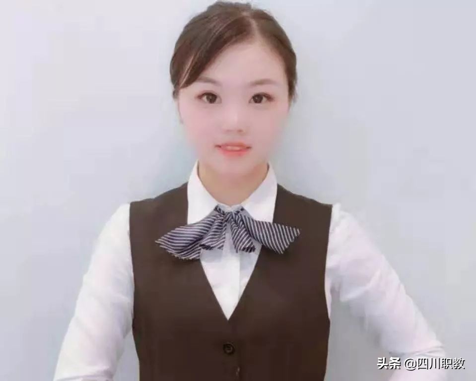 他从四川唯一的中医药高等专科学校毕业，短短几年升任住院总医师