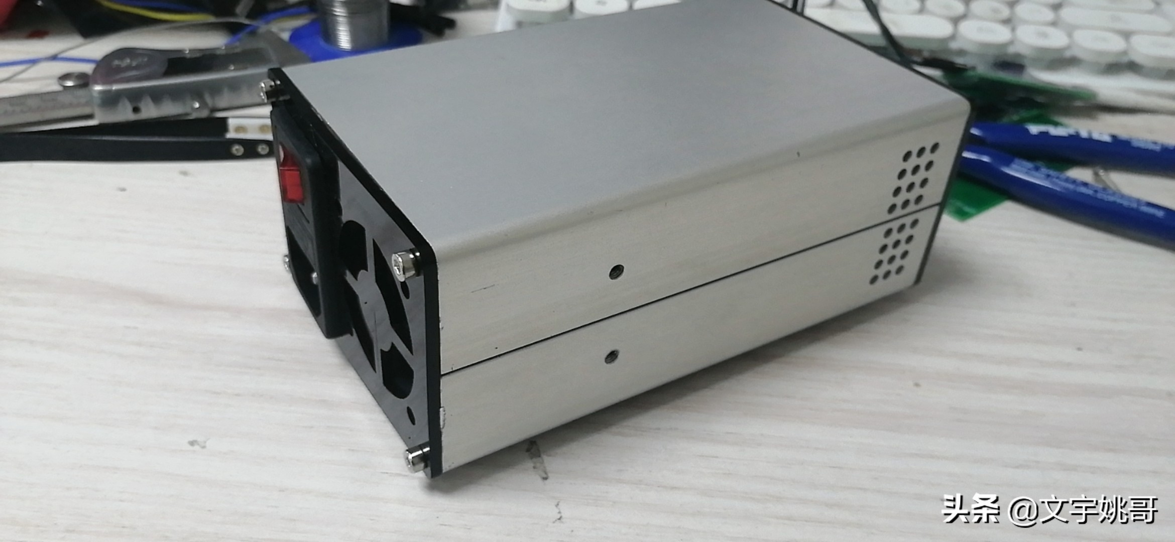 还在玩T12吗?快来看看用WY710高频烙铁主板组装台高性能高频烙铁