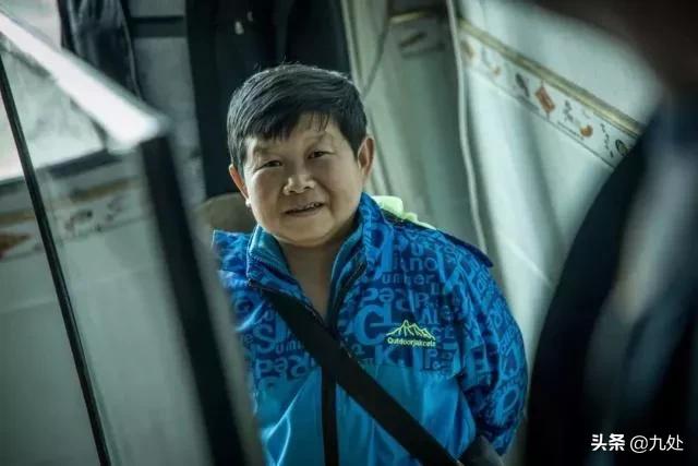 袖珍小伙修手机,袖珍老男孩修电器