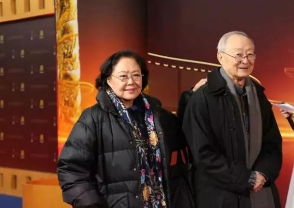 袁立为什么说斯琴高娃打羊胎素,斯琴高娃和袁立采访事件