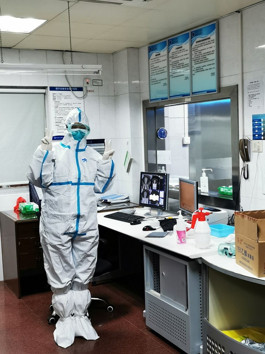 疫情防控期间党旗飘扬,抗击疫情党旗飘飘党徽闪亮