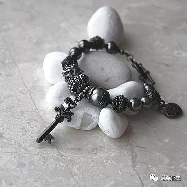 施华洛世奇水晶和珠子打造闪亮弹簧吊坠手链，附制作图解教程