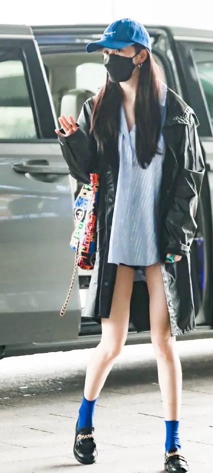 杨幂穿连体短裤时尚大片,杨幂现身粉色风衣配短裤