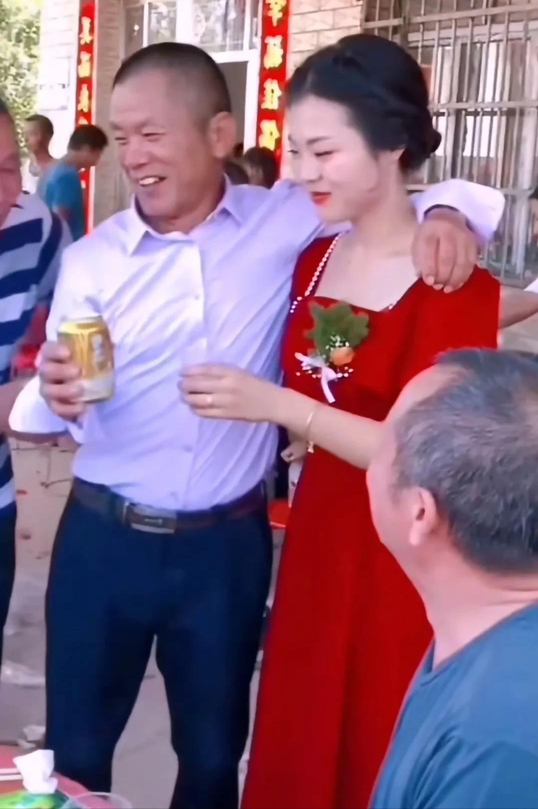 汉中结婚公公带新娘敬酒,汉中结婚公公背儿媳敬酒