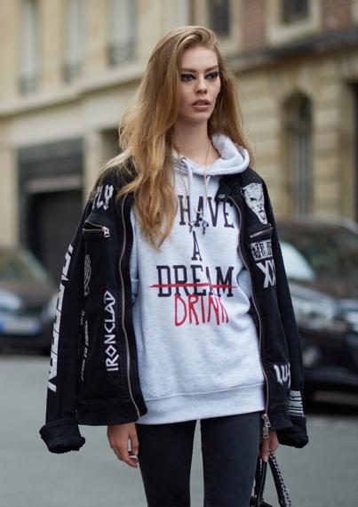 秋冬季节卫衣单穿有些冷，加件外套一起穿，舒适时尚又有范儿