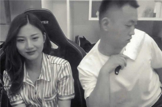 刘波鼻孔也被喷泉了？长沙广场屏幕恶搞药水哥，网友：快来保护他