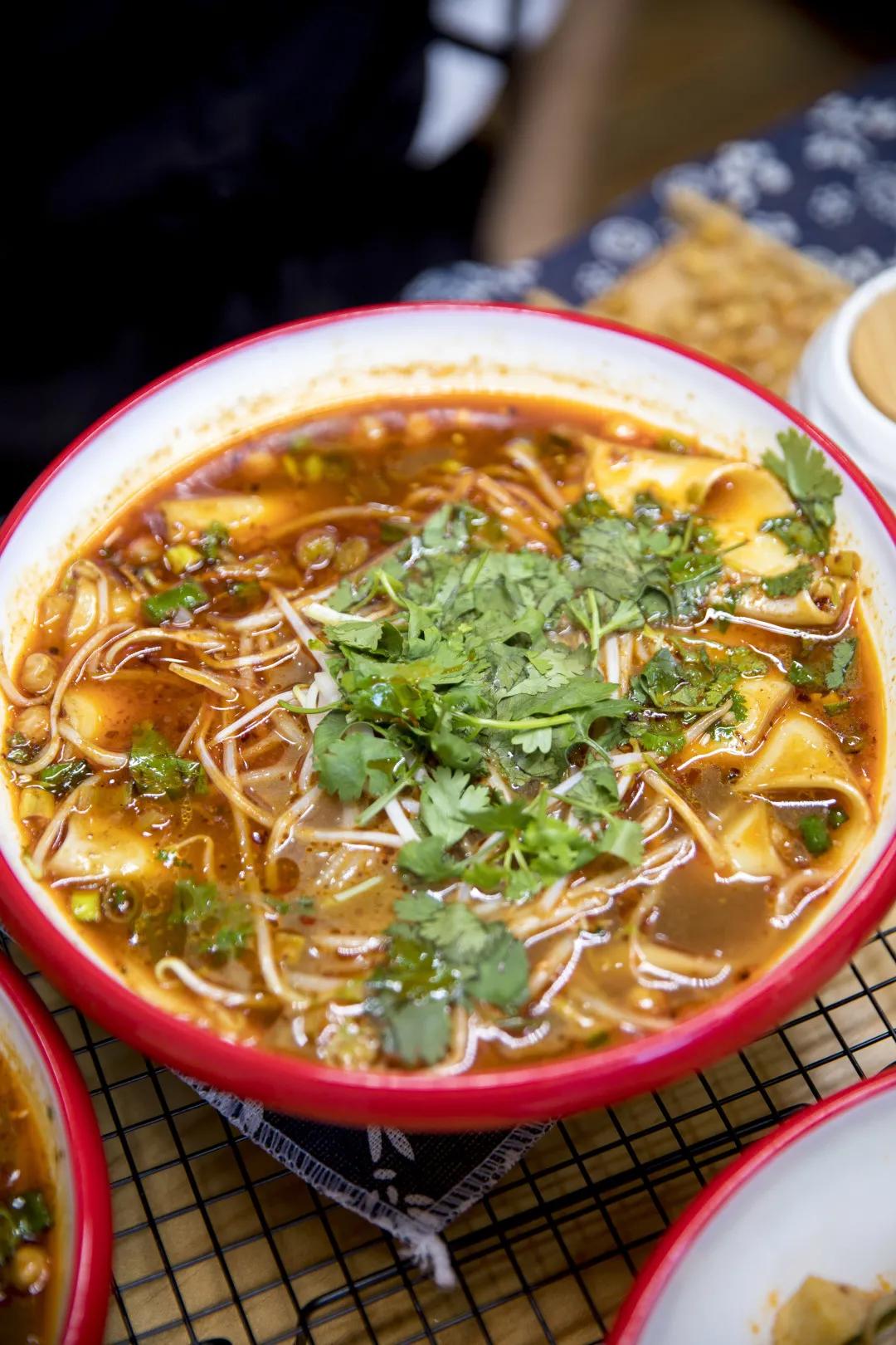 人均8元的奶茶店,人均8块的小吃