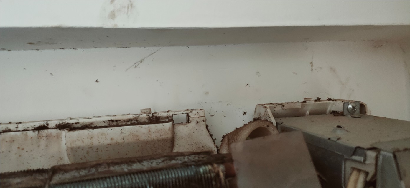 空调左边漏水调整位置后右边漏水,空调漏水外机漏水怎么回事