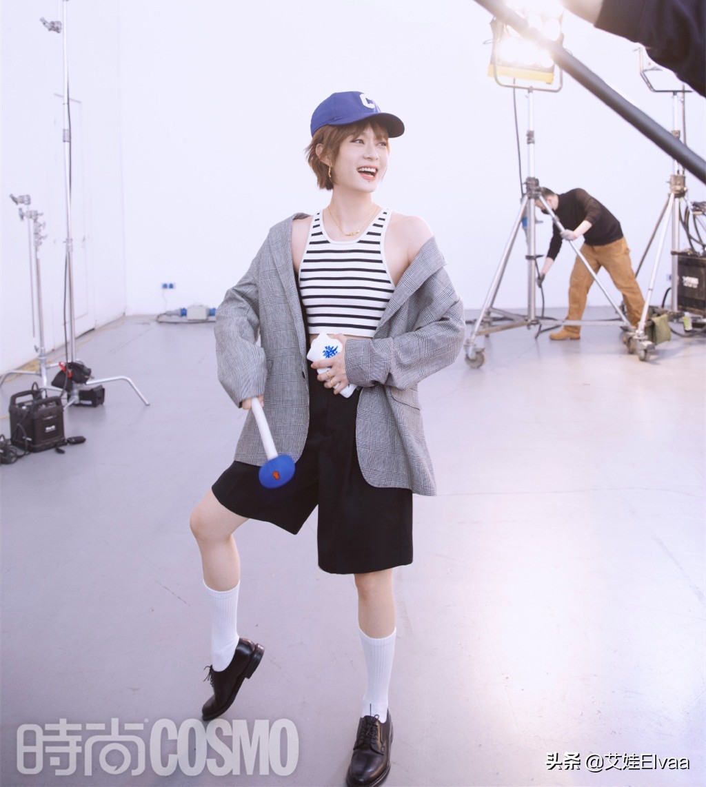 孙俪晒周末带孩子游玩新照,37岁孙俪罕见淑女装