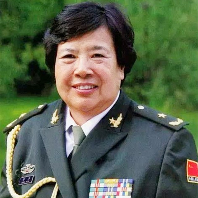 邵华和儿媳刘滨珍贵合影,婆媳其乐融融,邵华非常疼爱儿媳刘滨