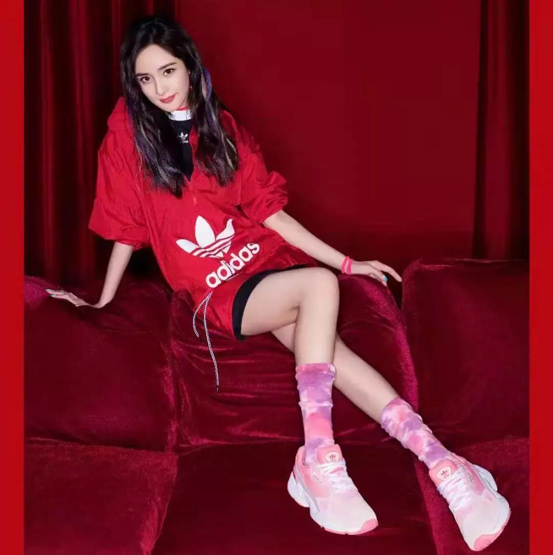 杨幂热巴穿的这些款式超出彩,杨幂热巴实力种草的牛仔外套