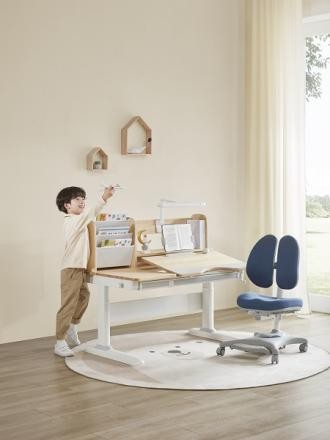 孩子体态养成要趁效选对儿童学习书桌很重要