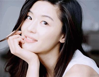 79岁英国一富婆为“除皱”，连打30年玻尿酸抗老，如今长啥样了？