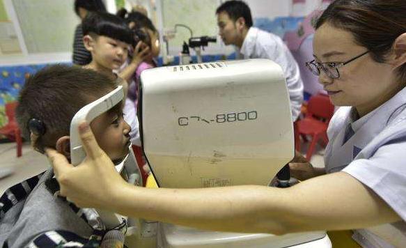 儿童错把502当眼药水,宝宝眼里不小心进了502胶水