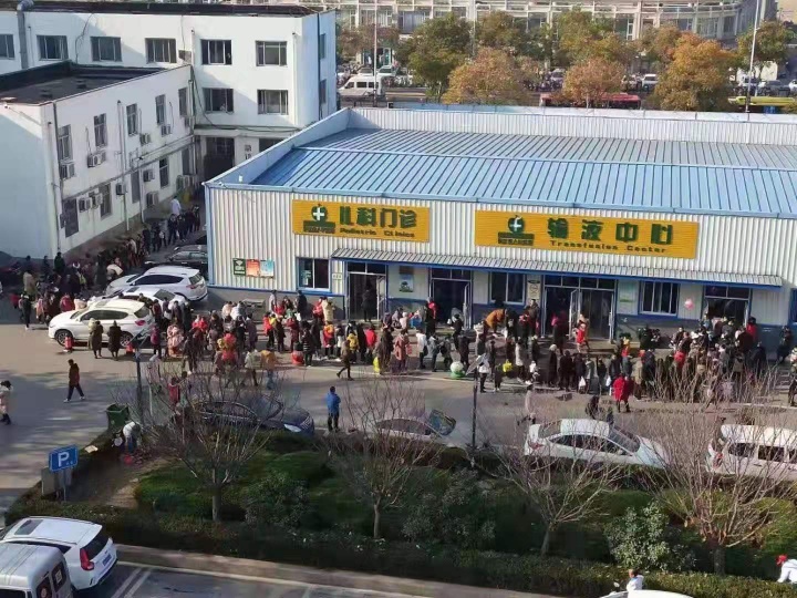 流感来势汹汹医院里人满为患,流感高发各大医院人满为患