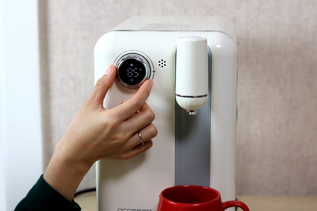 恒温可调半导体制冷水机,grossag和魔凡饮水机哪个好