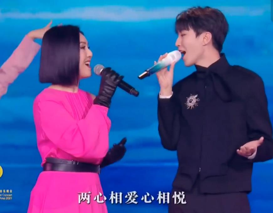 谢霆锋在台下看王菲和刘德华,谢霆锋看王菲表演