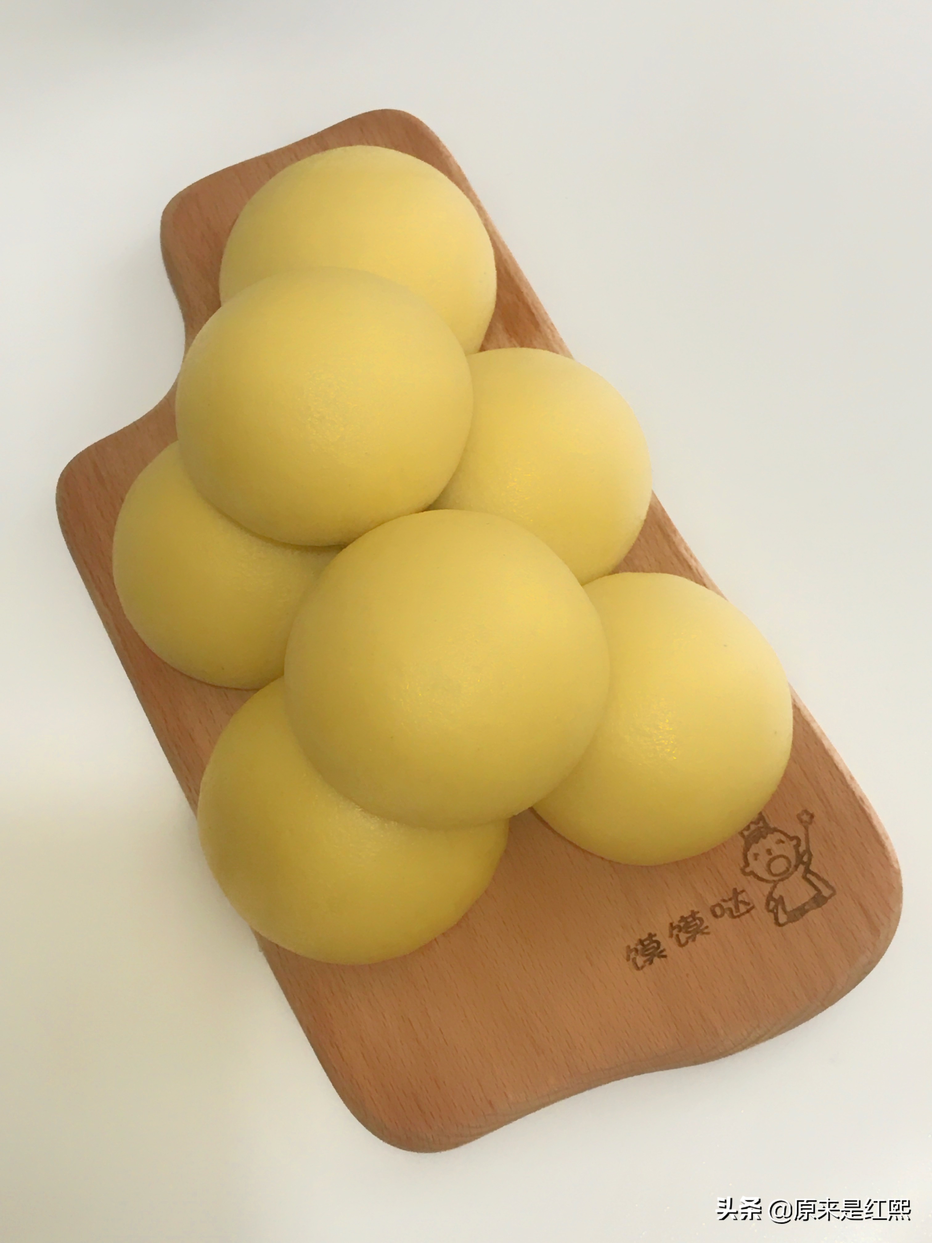 面粉做的各种不同的馒头,面粉加牛奶做出来的馒头