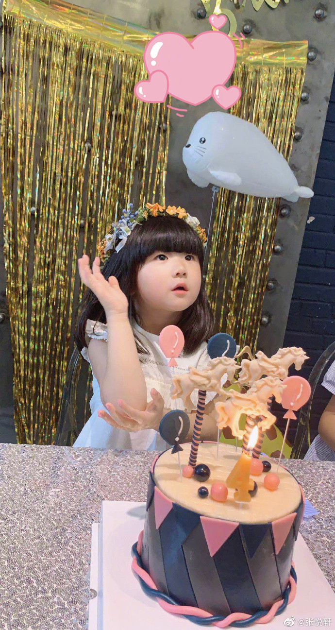 张亮晒女儿生活照,张亮两岁女儿近照曝光萌态十足