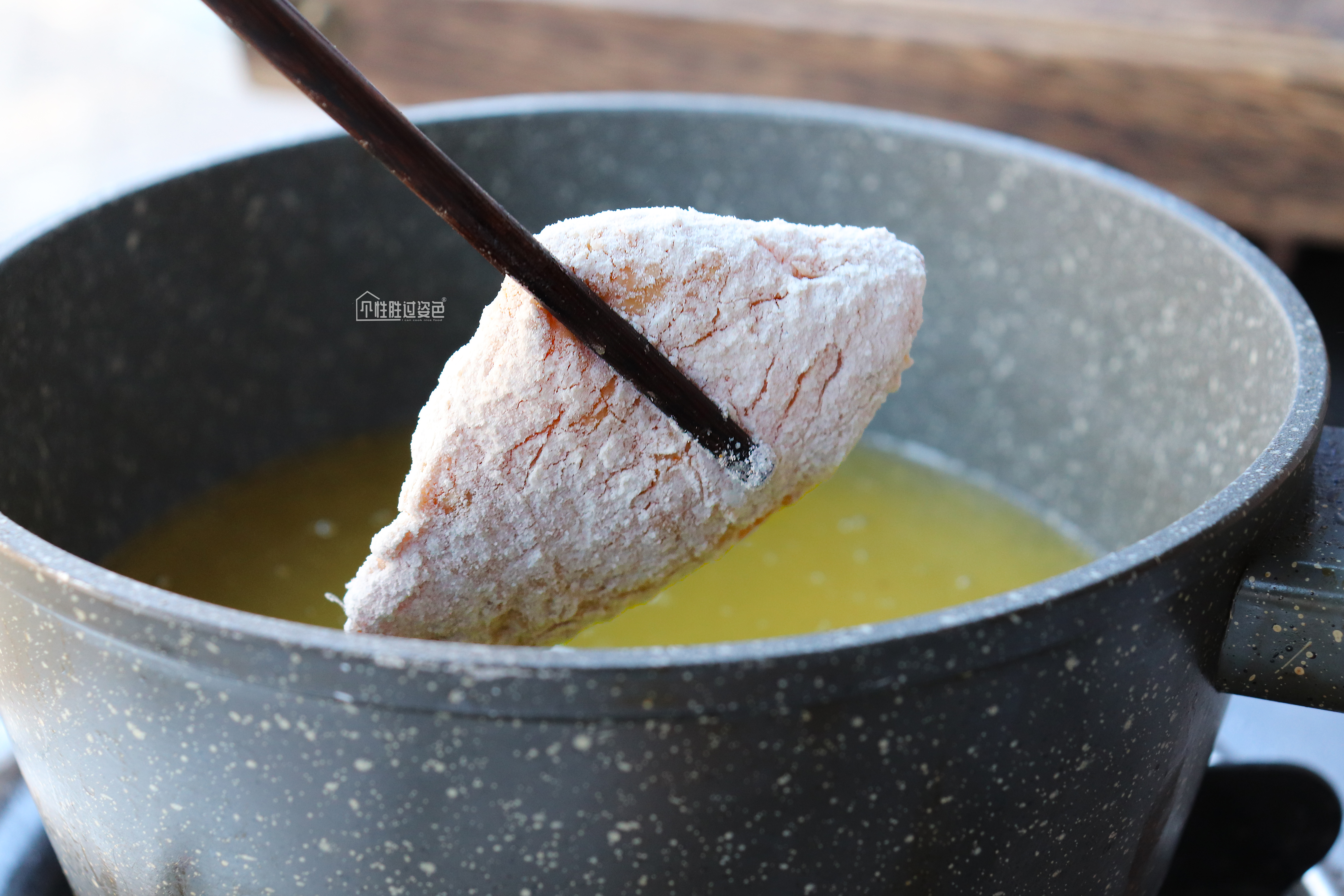 空气炸锅炸鸡翅面粉面包糠,炸鸡翅的家常做法裹面粉面包糠