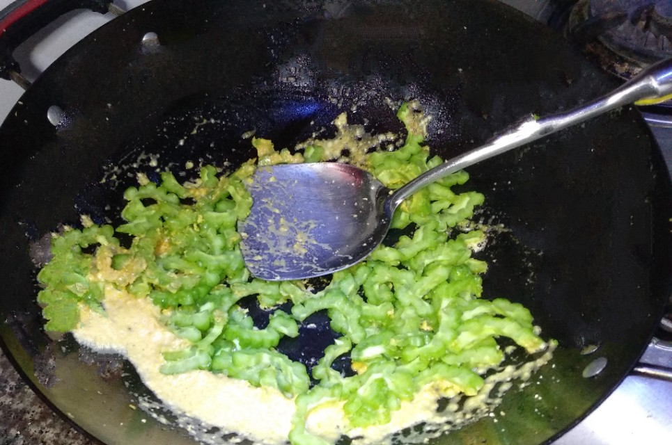 咸鸭蛋太咸了怎么能让它不咸,咸鸭蛋太咸了怎么做饼