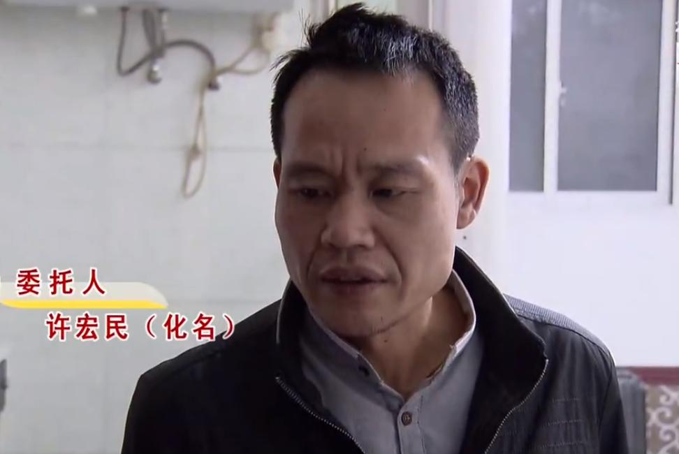 女儿结婚大摆宴席,亲生父亲却不知情,干妈成了主持人