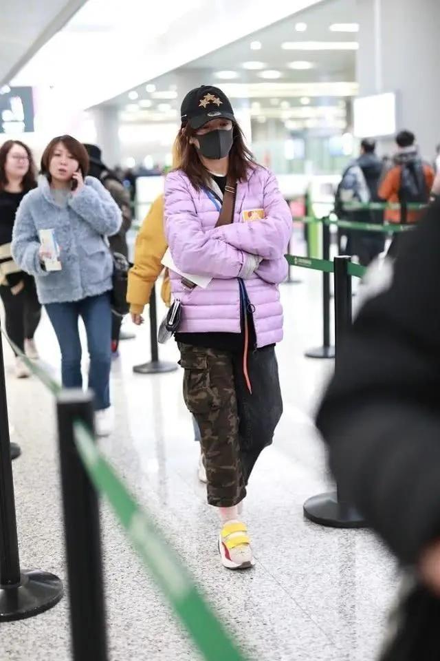 赵薇穿蓝白条纹西装,赵薇穿衬衣出席活动