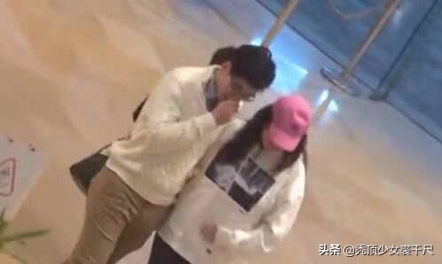 赌王女儿何超琼和一个女闺蜜逛街,何超盈与赌王女儿对视