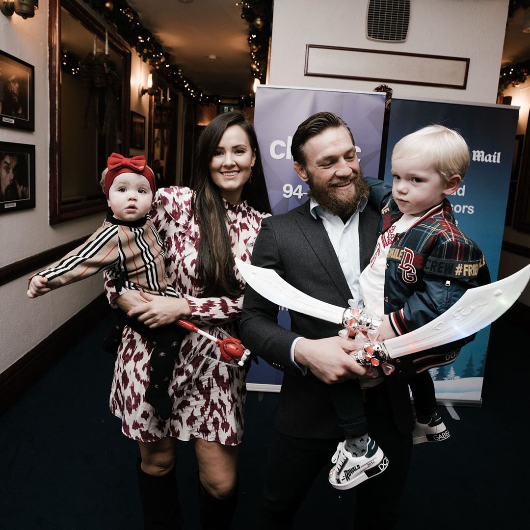 嘴炮和未婚妻公开接吻秀恩爱，骚扰门后依旧亲密，维护好老公人设