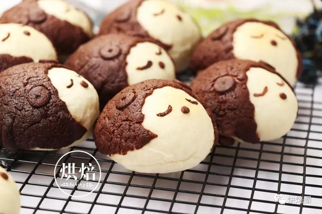 像这样把饼干皮覆在面包上就能烤出一大波孩子都爱的刺猬面包~