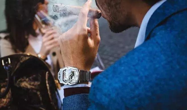 夜店戴表三要素:荧光要亮、万元以上且耐碰撞