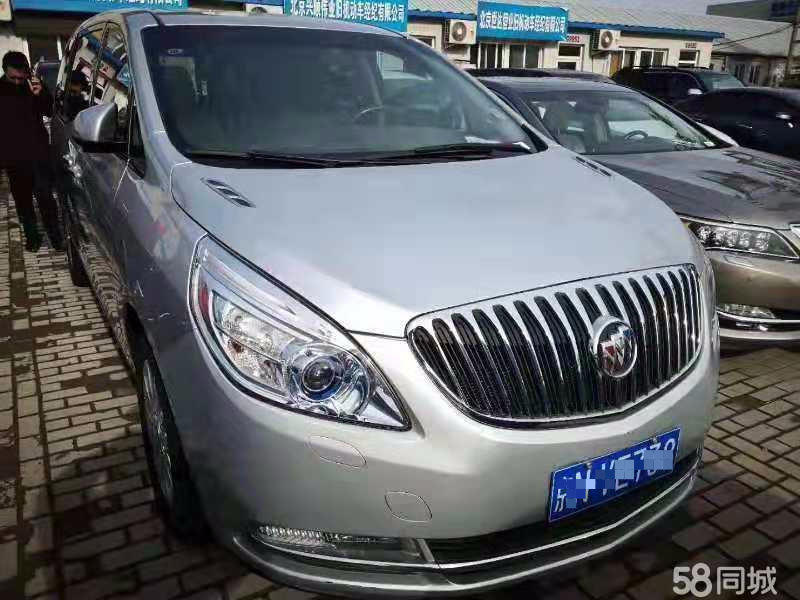 白色的家用车,白色的车价格高一点