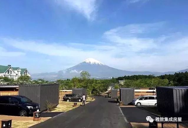在富士山下的预制模块化露营酒店里,欣赏日本最高山峰的美景