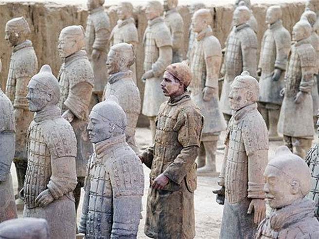 刚出土的兵马俑里有尸体,兵马俑出土时发生的诡异事件