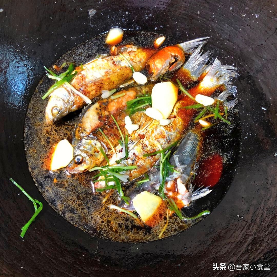 红烧小杂鱼的做法吃起来不腥,家烧海鲜小杂鱼红烧的家常做法