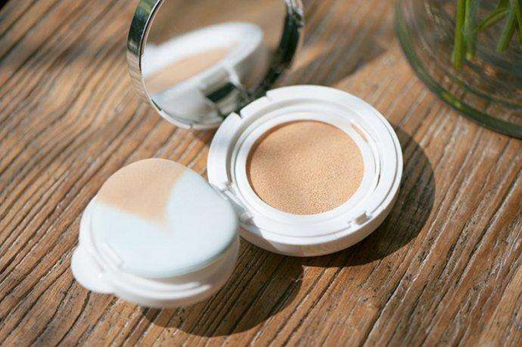 5款明星气垫实测,圣罗兰高级感十足,阿玛尼红盒用一次就够了