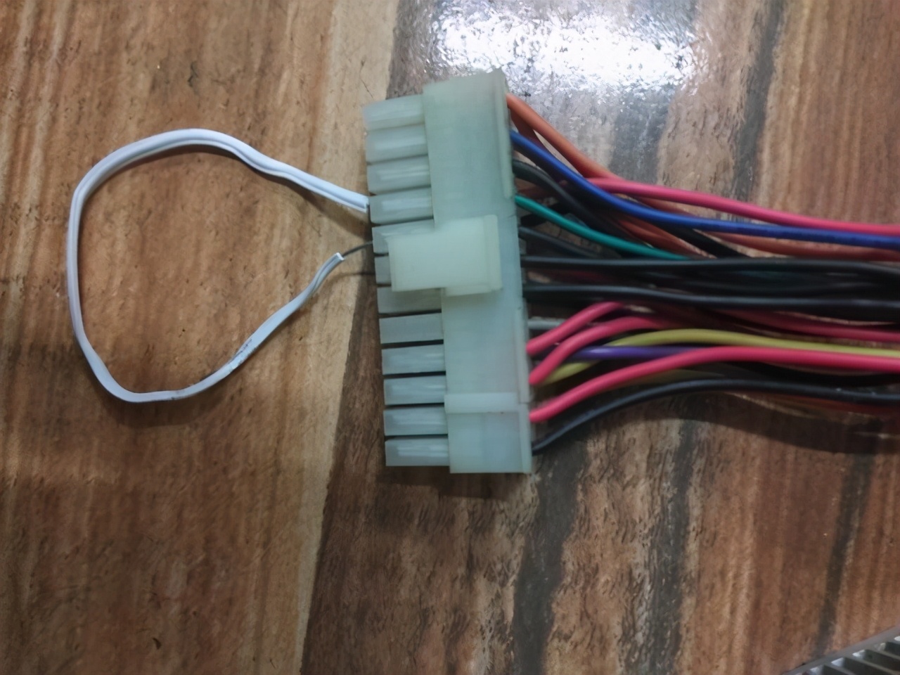 显示屏幕不亮是什么原因,计算机不亮怎么回事