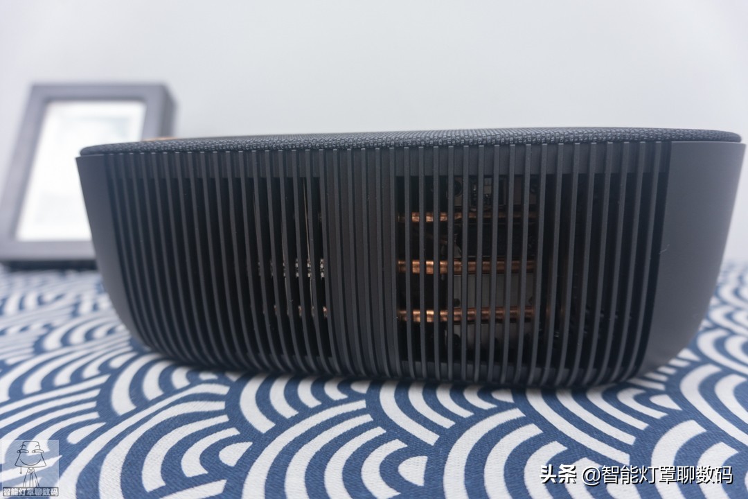 深圳小伙的快乐出租屋(上):千元1080P投影+头戴蓝牙耳机