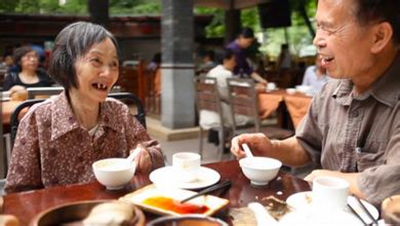 七十多岁老人发明爬楼梯轮椅,国外牛人发明会爬楼的电动轮椅