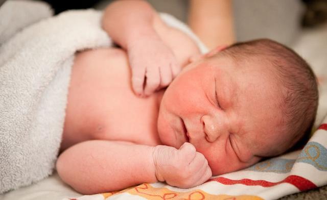 新生儿屁股上有淤青是怎么回事,新生儿屁股上的淤青多久消失