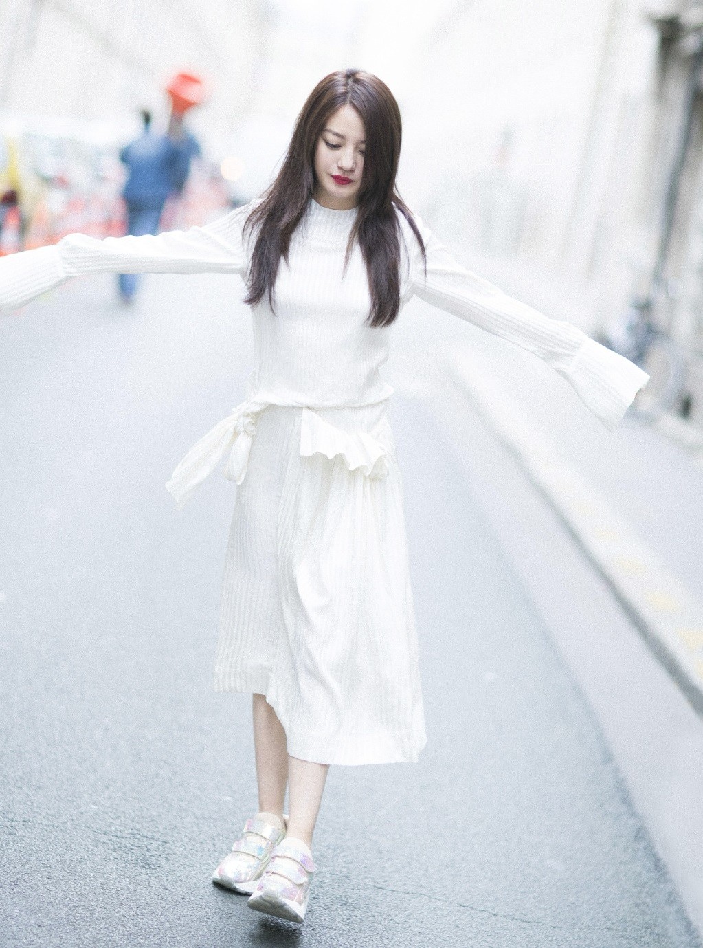 赵薇鞋子太窄，为了不沾地脚趾头都被挤“变形”，放大看真搞笑