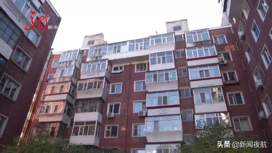 楼道贴广告被打,小区墙面布满小广告