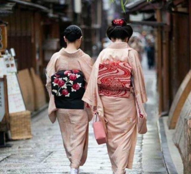 日本和服背后的小包的来历,日本的和服后面的包是什么玩意儿