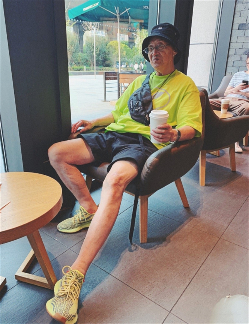 82岁爷爷穿粉色AJ上街，一身马卡龙配色，和孙子同款真时尚