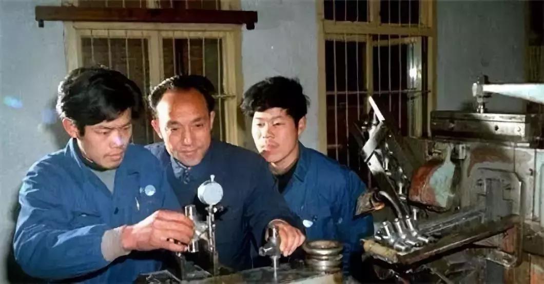 梦到上家公司倒闭赔钱给我,做梦梦到我破产