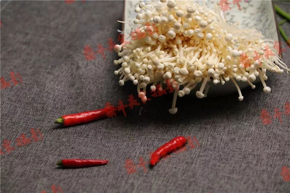 一口吃掉爆辣金针菇这样才叫过瘾,好吃到爆的变态辣金针菇