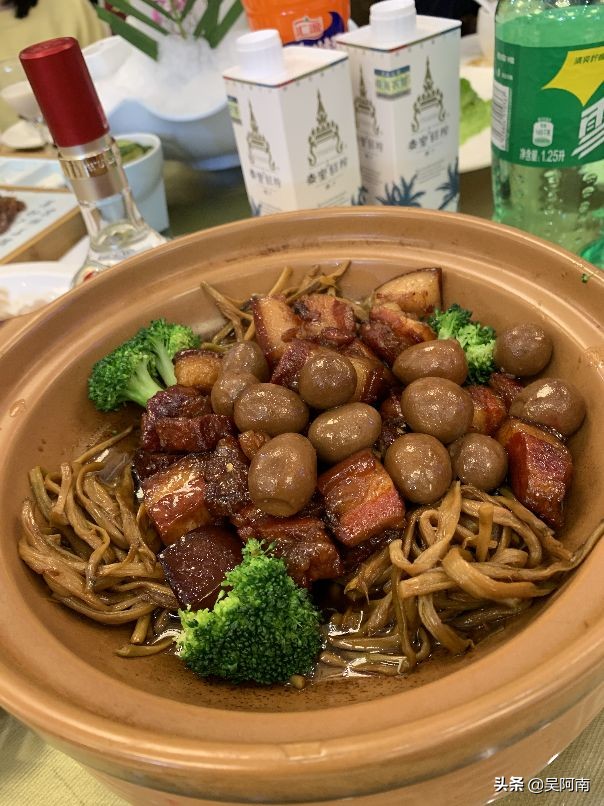 土豪请客吃饭300元,土豪一桌宴席500万